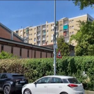 Strappa la collana a una donna davanti a un bimbo in Largo Lercaro: 30enne arrestato