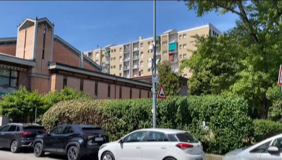 Strappa la collana a una donna davanti a un bimbo in Largo Lercaro: 30enne arrestato