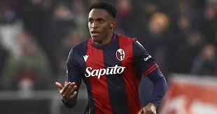 Balanzone dà una lezione di calcio a Pulcinella