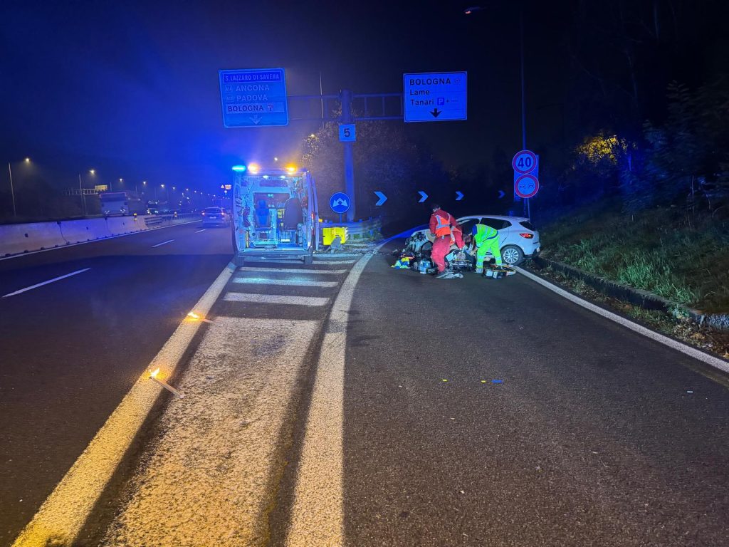 Incidente mortale in tangenziale: auto contro cuspide, muore automobilista di 54 anni