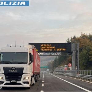 Tir contromano in Autostrada A1, fermato dopo un chilometro e mezzo. Multato conducente