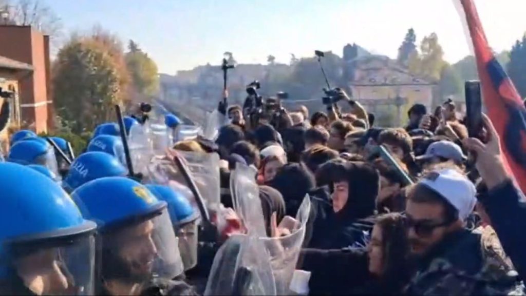 Tensione e spintoni al corteo dei collettivi contro il Governo