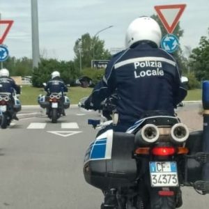 Sfreccia in tangenziale a 200km/h, automobilista 24enne fermato da dieci agenti della polizia locale