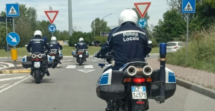 Sfreccia in tangenziale a 200km/h, automobilista 24enne fermato da dieci agenti della polizia locale
