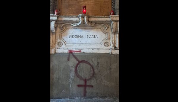 Imbrattata la Madonna della Basilica dei Servi