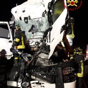 Tamponamenti in A1 fra Bologna e Modena, morto un camionista