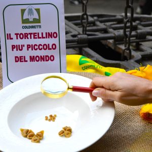 Ecco il tortellino più piccolo del mondo
