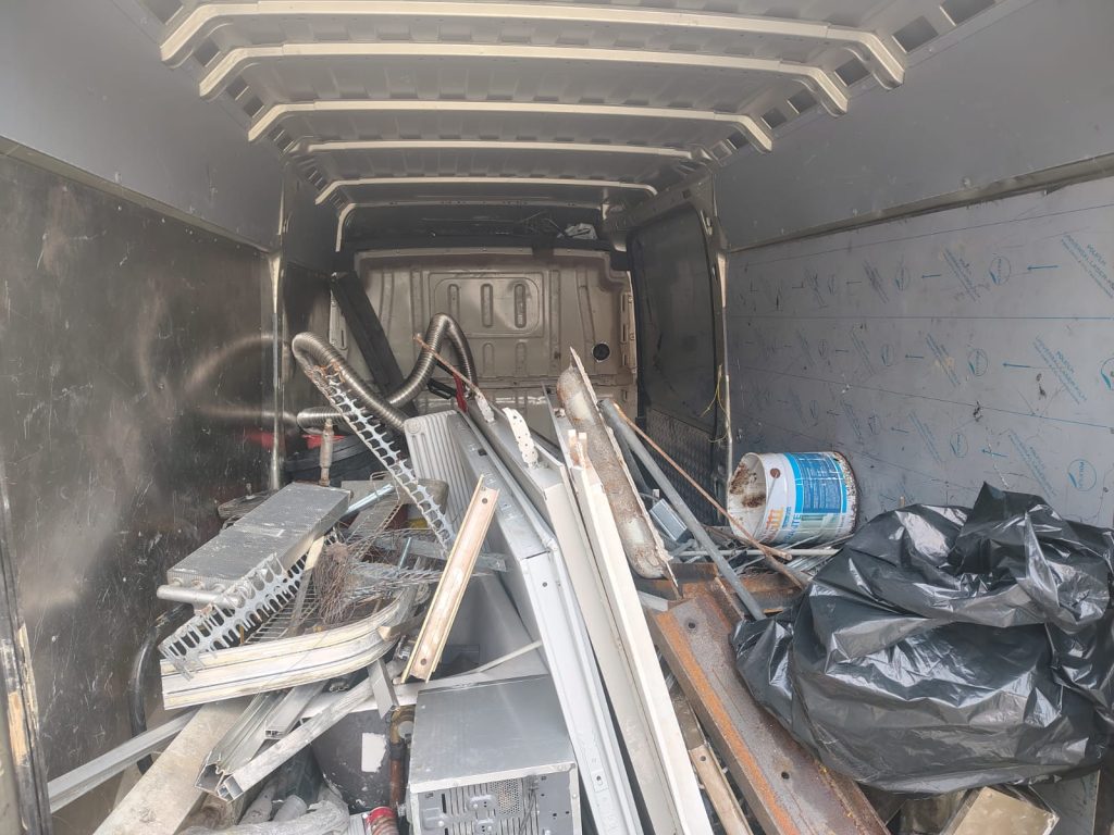 Trasportano rifiuti illegalmente, 5 persone denunciate dalla polizia locale