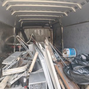 Trasportano rifiuti illegalmente, 5 persone denunciate dalla polizia locale