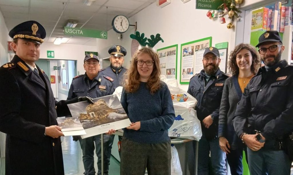 Un sorriso per Natale: la polizia dona all’Ageop giocattoli per i piccoli pazienti