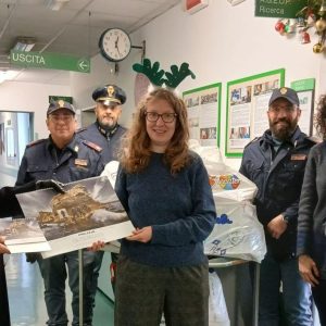 Un sorriso per Natale: la polizia dona all’Ageop giocattoli per i piccoli pazienti