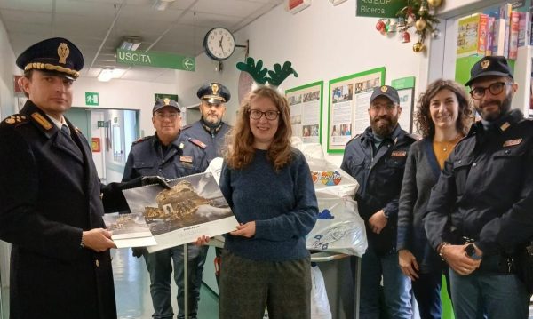 Un sorriso per Natale: la polizia dona all’Ageop giocattoli per i piccoli pazienti