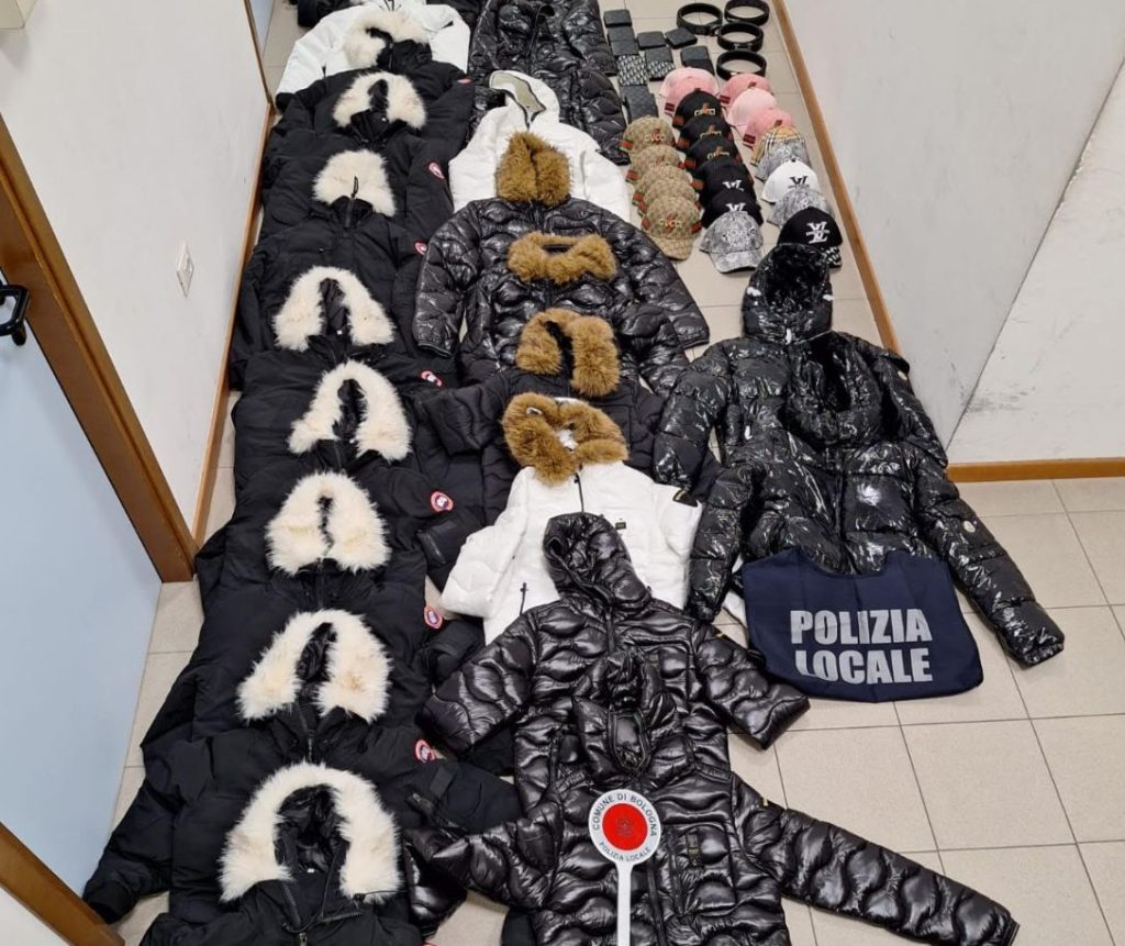 Commercio abusivo in centro, controlli della polizia locale