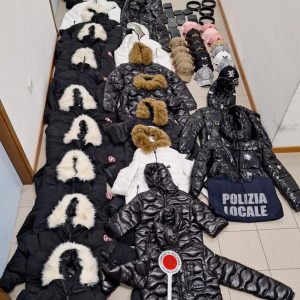 Commercio abusivo in centro, controlli della polizia locale