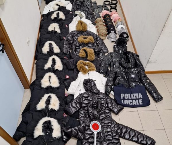 Commercio abusivo in centro, controlli della polizia locale