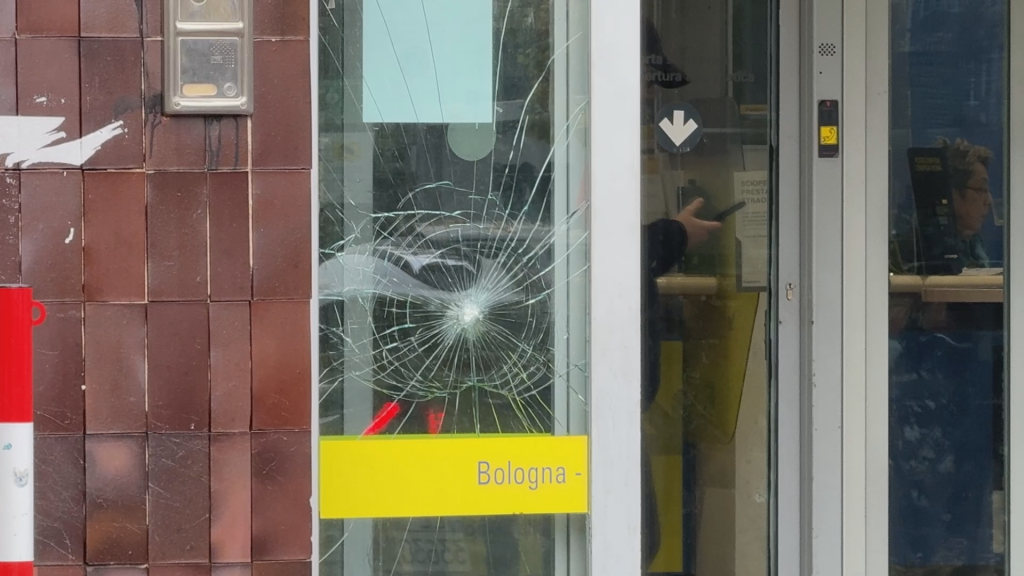 Atti di vandalismo in Bolognina. Presi di mira gli sportelli di Poste italiane e BNL