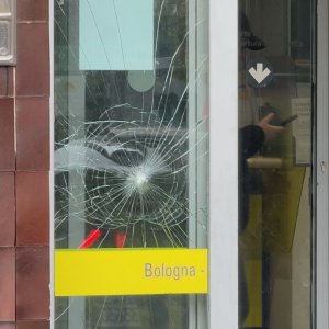 Atti di vandalismo in Bolognina. Presi di mira gli sportelli di Poste italiane e BNL
