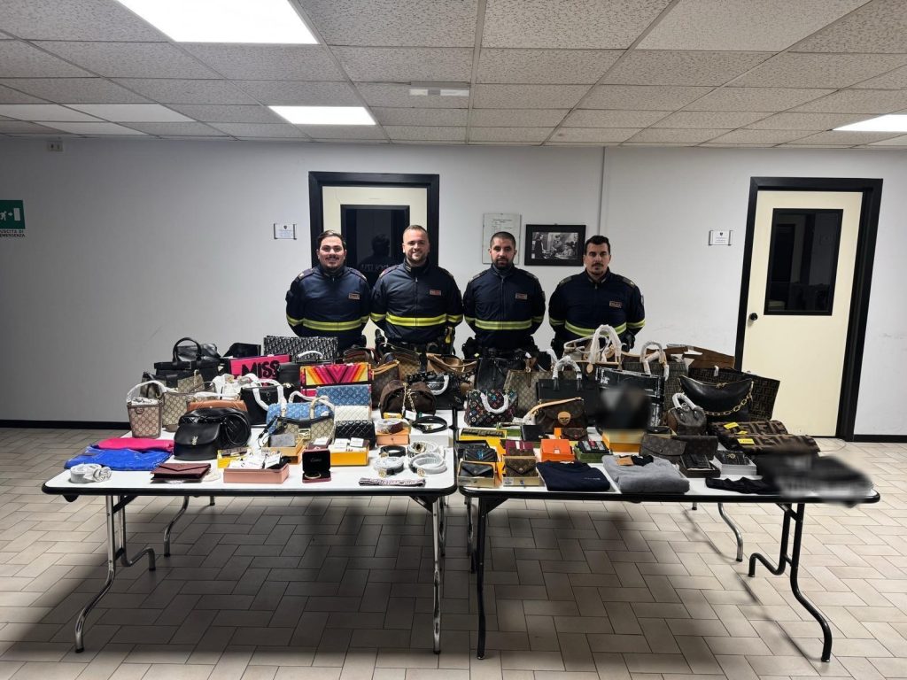 In autostrada con borse e abiti contraffatti, ‘falsario’ intercettato dalla Polstrada