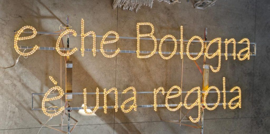 Via Indipendenza, sabato accensione delle luminarie con le parole di ‘Bologna è una regola’, ci sarà anche Carboni