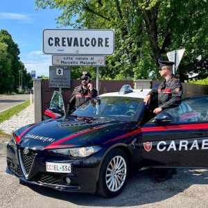 Crevalcore: 17enne lancia una pietra contro un’auto in transito