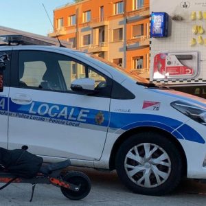 Sfreccia in monopattino sotto il portico, fermato dalla Polizia Locale aveva addosso cocaina e hascisc