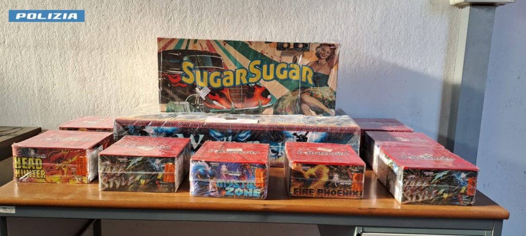 In casa nasconde droga, una pistola e 60 chili di fuochi d’artificio illegali: arrestato 25enne