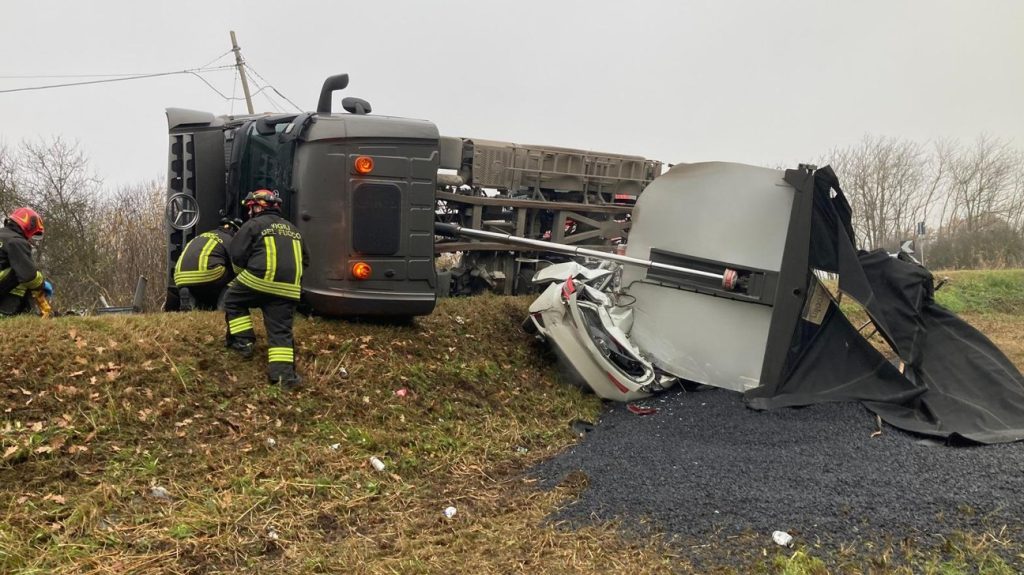 Molinella, tir si ribalta in curva: automobile schiacciata, morta una donna di 58 anni