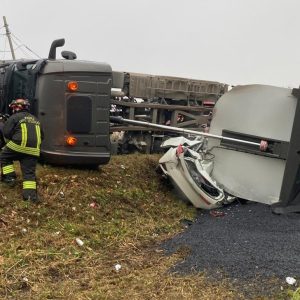 Molinella, tir si ribalta in curva: automobile schiacciata, morta una donna di 58 anni