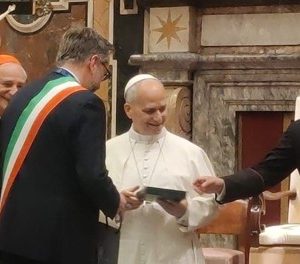 Lepore consegna la Turrita d’Oro a Papa Leone XIV