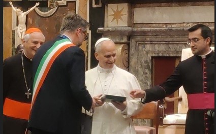 Lepore consegna la Turrita d’Oro a Papa Leone XIV