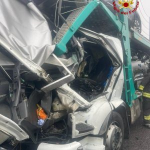 Incidente fra mezzi pesanti sulla A13 Bologna-Padova, traffico bloccato per ore in direzione Nord