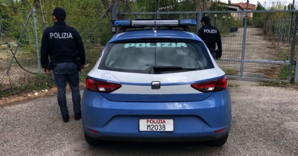 Spara per provare una pistola e colpisce una casa, denunciato