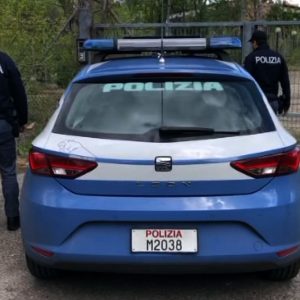 Spara per provare una pistola e colpisce una casa, denunciato