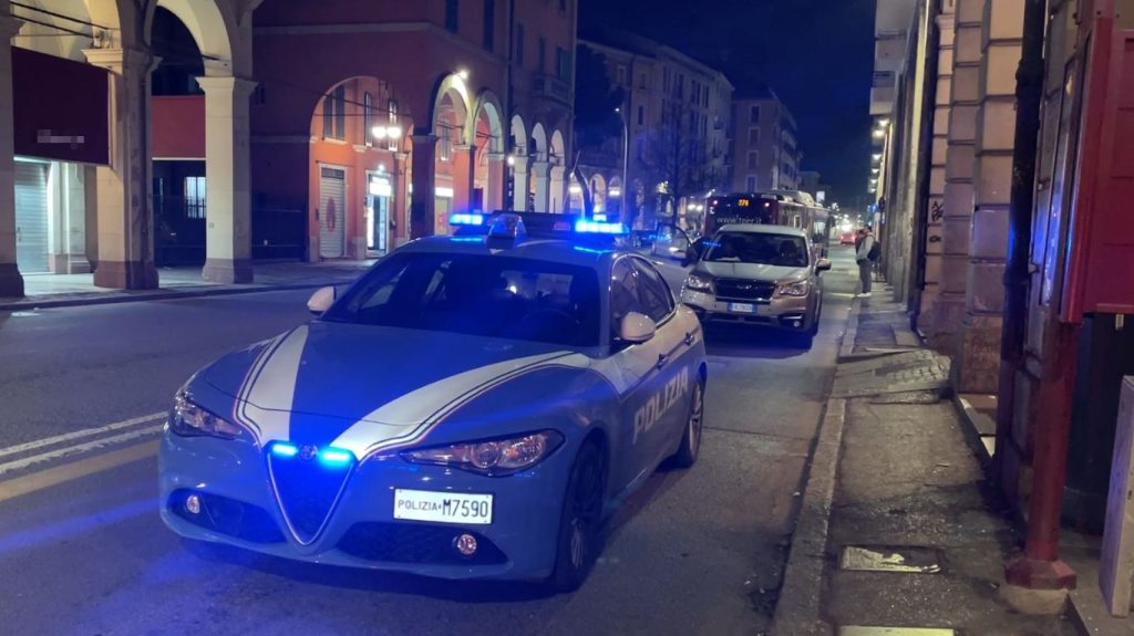 Sfonda la vetrina di un parrucchiere e ruba la cassa, arrestato poco dopo