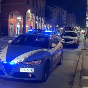 Sfonda la vetrina di un parrucchiere e ruba la cassa, arrestato poco dopo