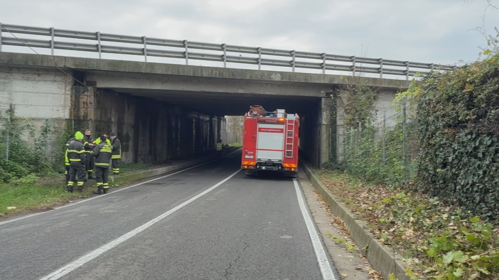Autoarticolato urta sottopasso autostradale, accertamenti dei vigili del fuoco e del personale Autostrade per l’Italia