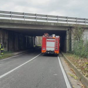 Autoarticolato urta sottopasso autostradale, accertamenti dei vigili del fuoco e del personale Autostrade per l’Italia