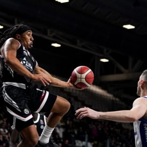 La Virtus batte Brescia e gli soffia la vetta