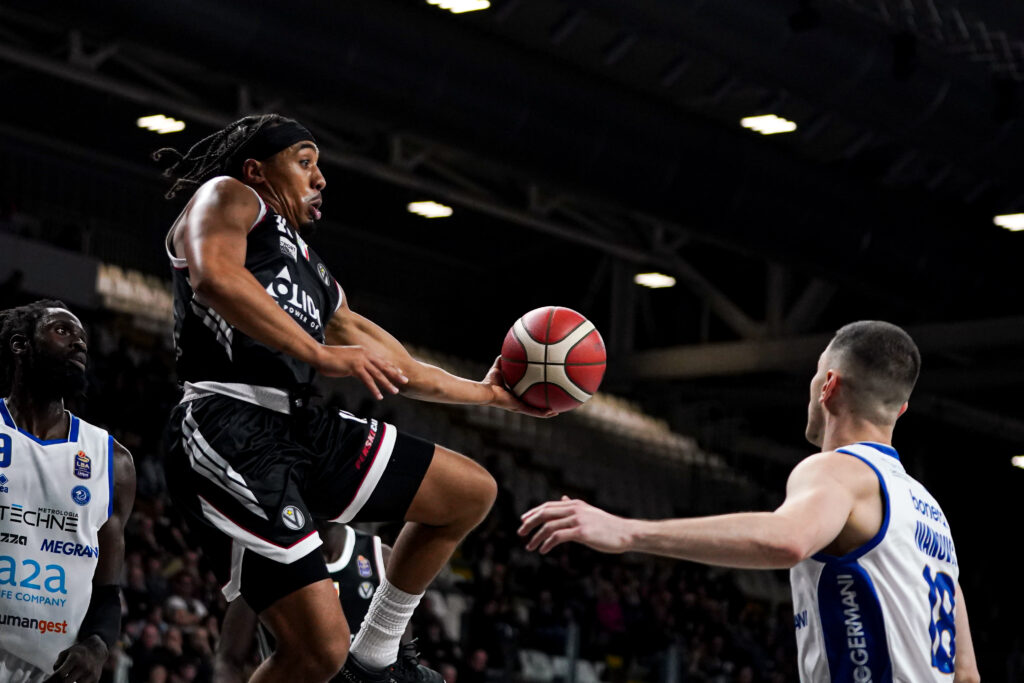 La Virtus batte Brescia e gli soffia la vetta