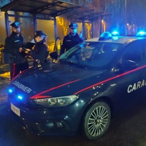 Minaccia l’autista del bus e tenta di afferrare il volante