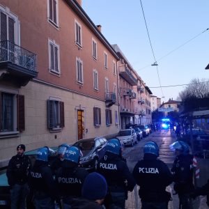 Strada chiusa e polizia schierata per lo sfratto in via Nicolò Dall’Arca