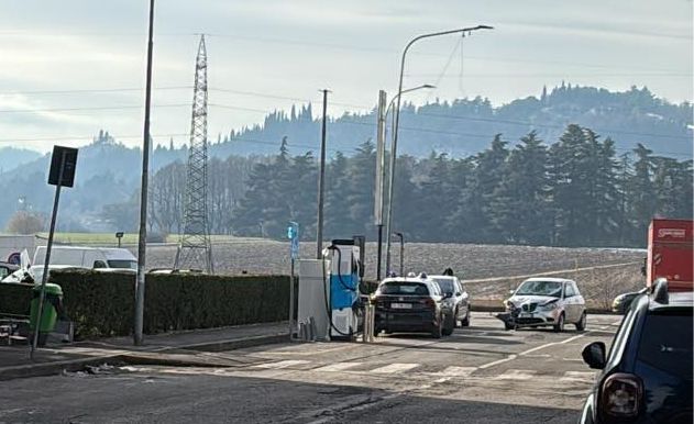 Scontro scooter-moto a Casalecchio, grave un 53enne