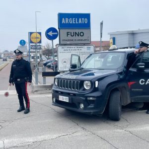 Senza patente fugge all’alt e tenta di investire un Carabiniere, arrestata
