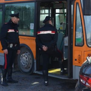 Passeggera presa a pugni sul bus notturno
