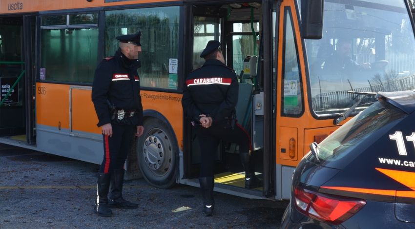 Passeggera presa a pugni sul bus notturno