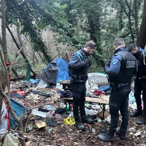 Occupazioni abusive e bivacchi nei parchi cittadini, controlli e denunce della polizia locale