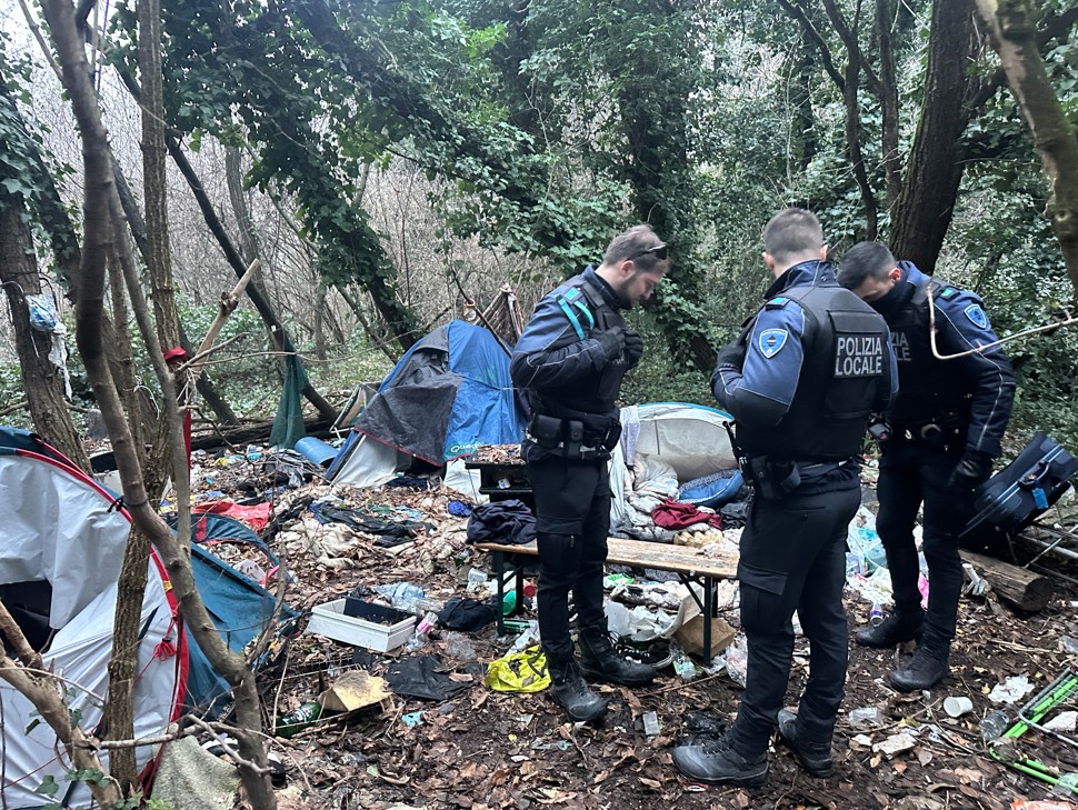Occupazioni abusive e bivacchi nei parchi cittadini, controlli e denunce della polizia locale