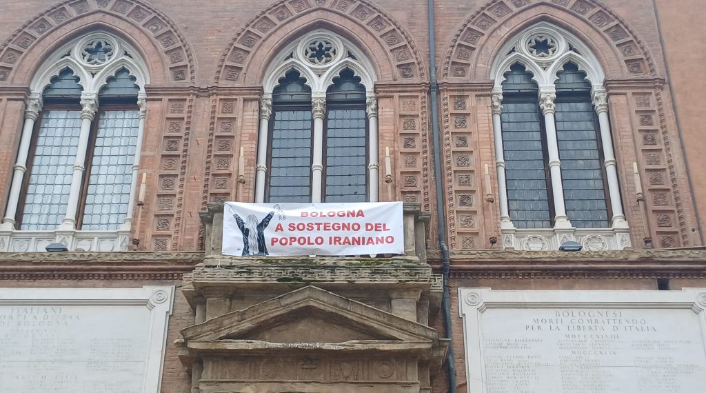 Sulla facciata del Comune di Bologna lo striscione per il popolo iraniano