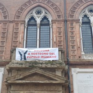 Sulla facciata del Comune di Bologna lo striscione per il popolo iraniano