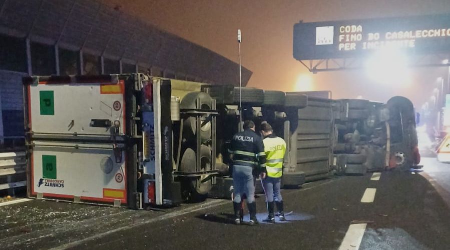 Incidente mortale sul raccordo di Casalecchio, la vittima è un camionista di 59 anni